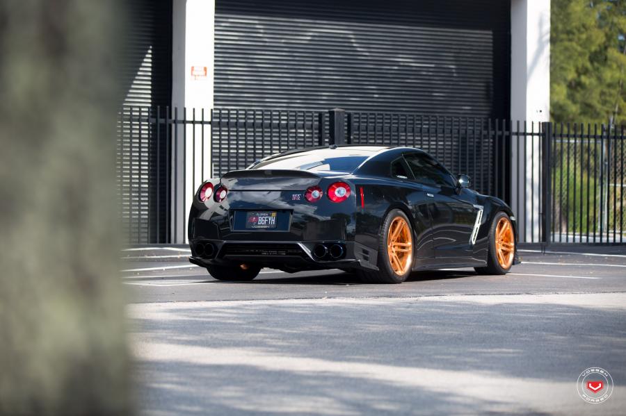  Nissan GT-R on Vossen Wheels (CG-202) 2017 года  (фото 37 из 51)
